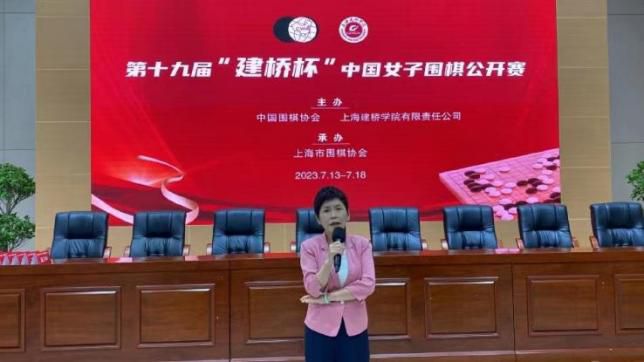 观众走进影院观看IP改编电影，一方面期待重温经典的情怀，另一方面更希望看到与时俱进的表达。